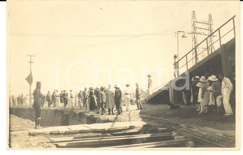 1928 CONGO BELGE Roi Albert Ier visite mines du KATANGA *Photo L. GABRIEL 490 Fotografia originale d'epoca, scattata durante la visita dei sovrani Alberto I ed Elisabetta del Belgio in Congo.FOTOGRAFO: L&eacute;opold Gabriel FORMATO: 14x9 cmCONDIZIONI: G (ma residui cartacei e di colla al verso)    originale e autentica 1