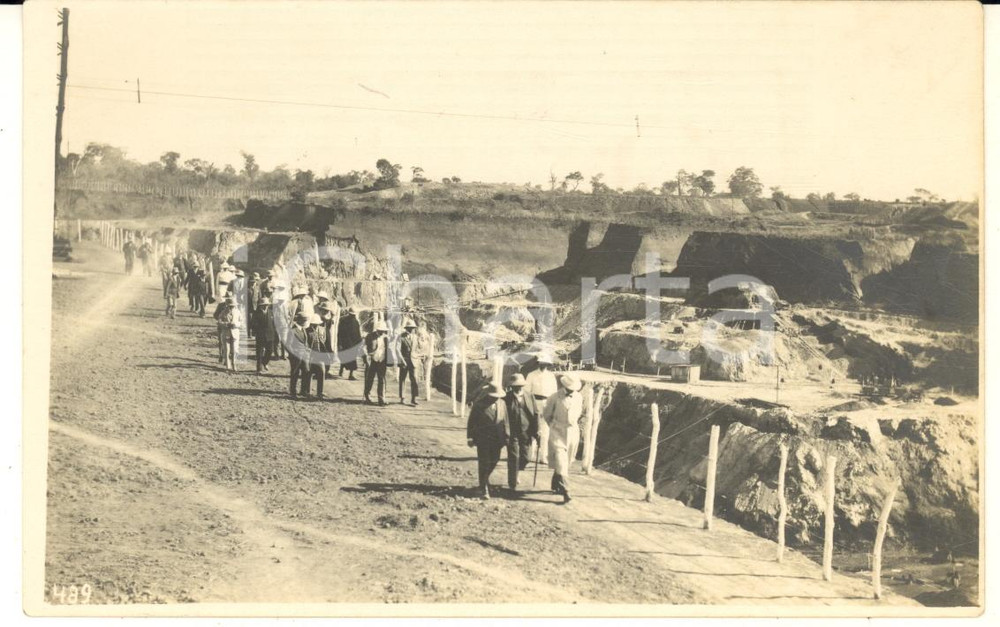 1928 CONGO BELGE Roi Albert Ier visite mines KATANGA *Photo L. GABRIEL 489 1 Fotografia originale d'epoca, scattata durante la visita dei sovrani Alberto I ed Elisabetta del Belgio in Congo.FOTOGRAFO: L&eacute;opold Gabriel FORMATO: 14x9 cmCONDIZIONI: G (ma residui cartacei)    originale e autentica 1