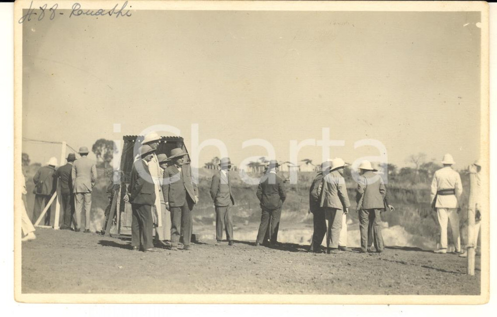 1928 CONGO BELGE Roi Albert Ier visite mines du KATANGA (3) Photo L. GABRIEL Fotografia originale d'epoca, scattata durante la visita dei sovrani Alberto I ed Elisabetta del Belgio in Congo.FOTOGRAFO: L&eacute;opold Gabriel FORMATO: 14x9 cmCONDIZIONI: G (ma difetti di stampa)    originale e autentica 1