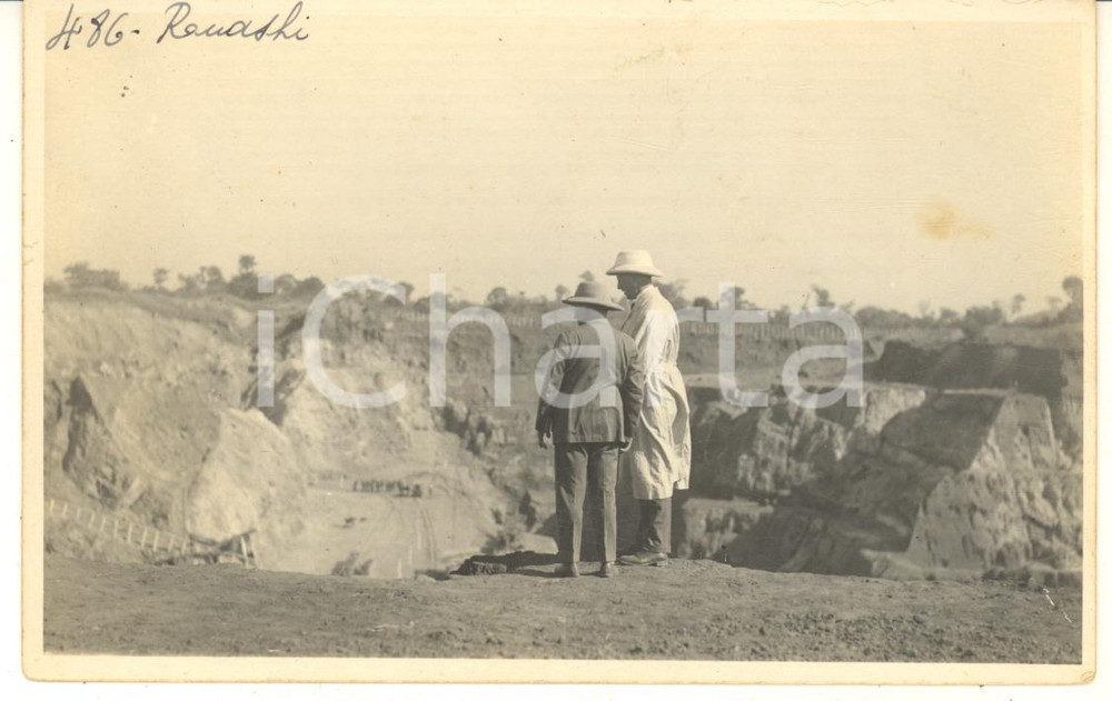 1928 CONGO BELGE Roi Albert Ier visite mines du KATANGA *Photo L. GABRIEL 486 Fotografia originale d'epoca, scattata durante la visita dei sovrani Alberto I ed Elisabetta del Belgio in Congo.FOTOGRAFO: L&eacute;opold Gabriel FORMATO: 14x9 cmCONDIZIONI: G (ma minima macchia)    originale e autentica 1