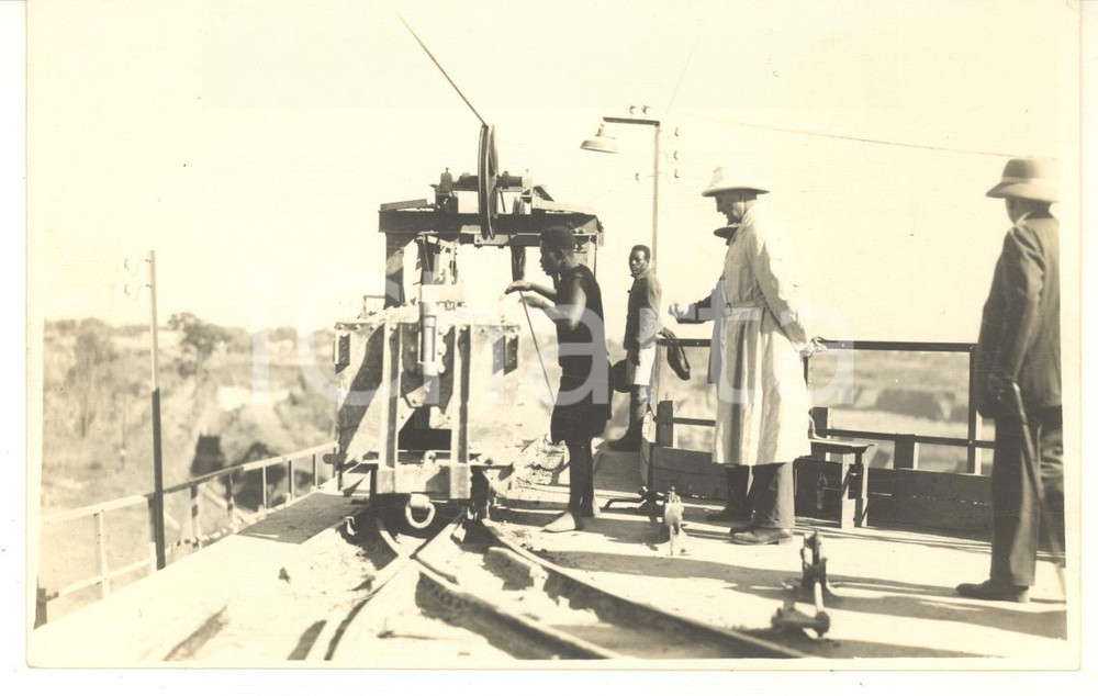 1928 CONGO BELGE Roi Albert Ier visite mines du KATANGA (7) Photo L. GABRIEL Fotografia originale d'epoca, scattata durante la visita dei sovrani Alberto I ed Elisabetta del Belgio in Congo.Timbro de fotografo al verso.FOTOGRAFO: L&eacute;opold Gabriel - Panda - KatangaFORMATO: 14x9 cmCONDIZIONI: G     originale e autentica 1