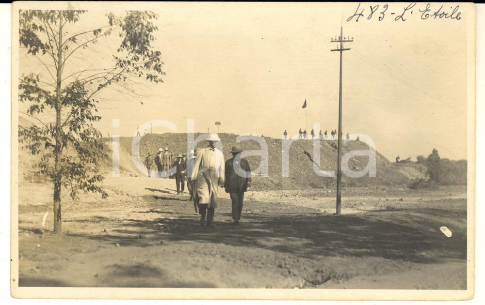 1928 KATANGA CONGO BELGE Roi Albert Ier - Mine de L'Etoile Photo L. GABRIEL 483 Fotografia originale d'epoca, scattata durante la visita dei sovrani Alberto I ed Elisabetta del Belgio in Congo.Timbro del fotografo al verso.FOTOGRAFO: Léopold Gabriel - Panda - Katanga GOOD/buono ma difetti di stampa Formato: 14x9 cm originale e autentica 1