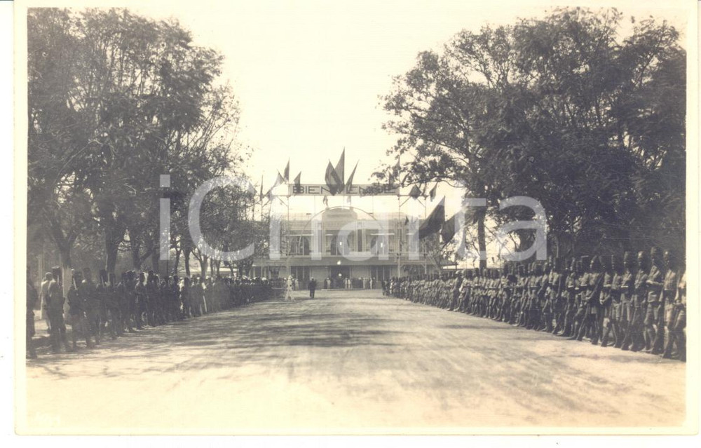 1928 CONGO BELGE Visite roi Albert I de Belgique - Garde d'honneur *Photo Fotografia originale d'epoca, scattata durante la visita dei sovrani Alberto I ed Elisabetta del Belgio in Congo.FOTOGRAFO: L&eacute;opold Gabriel - Panda - KatangaFORMATO: 14x9 cmCONDIZIONI: G (ma residui cartacei al verso)    originale e autentica 1