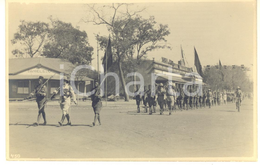 1928 CONGO BELGE Visite roi Albert I de Belgique - Retour du drapeau *Photo 450 Fotografia originale d'epoca, scattata durante la visita dei sovrani Alberto I ed Elisabetta del Belgio in Congo.FOTOGRAFO: L&eacute;opold GabrielFORMATO: 14x9 cmCONDIZIONI: G    originale e autentica 1