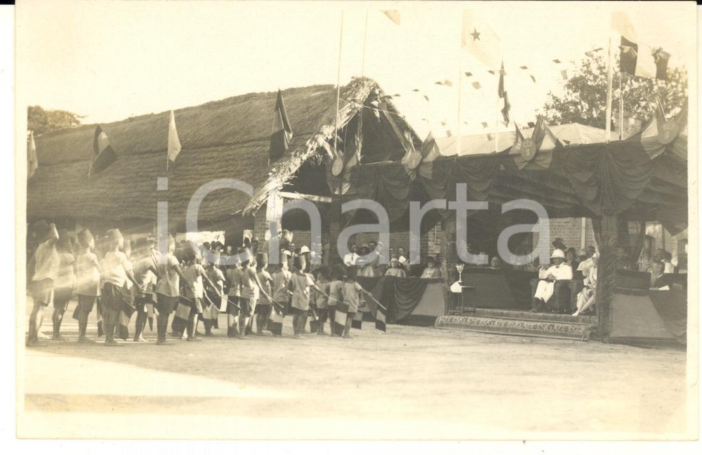 1928 CONGO BELGE Visite roi Albert Ier - Enfants au camp militaire - Photo Fotografia originale d'epoca, scattata durante la visita dei sovrani Alberto I ed Elisabetta del Belgio in Congo.Timbro del fotografo al verso.FOTOGRAFO: L&eacute;opold Gabriel - Panda - KatangaFORMATO: 14x9 cmCONDIZIONI: G    originale e autentica 1