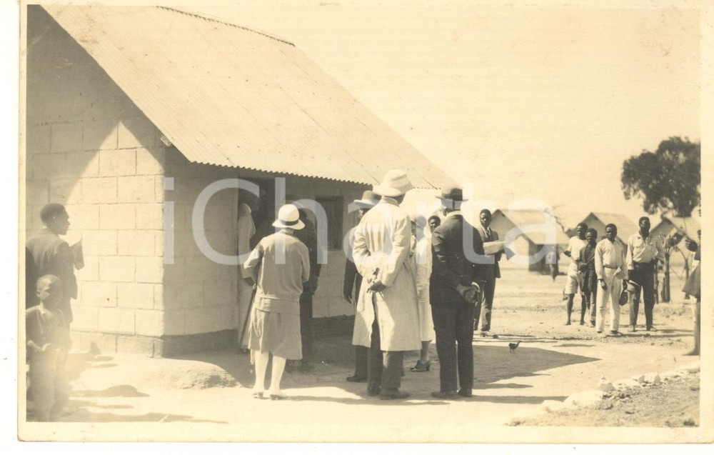 1928 CONGO BELGE Visite roi Albert I et reine Elisabeth de Belgique à un village Fotografia originale d'epoca, scattata durante la visita dei sovrani Alberto I ed Elisabetta del Belgio in Congo.Timbro del fotografo al verso.FOTOGRAFO: L&eacute;opold Gabriel - Panda - KatangaFORMATO: 14x9 cmCONDIZIONI: G    originale e autentica 1