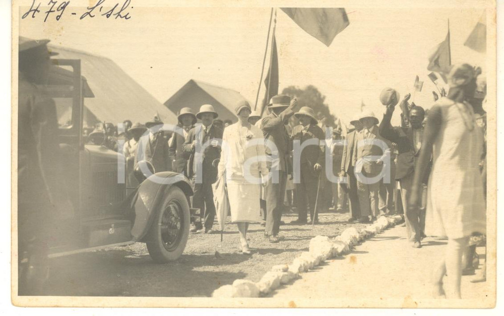 1928 CONGO BELGE Roi Albert I et reine Elisabeth de Belgique dans un village Fotografia originale d'epoca, scattata durante la visita dei sovrani Alberto I ed Elisabetta del Belgio in Congo.Timbro del fotografo al verso.FOTOGRAFO: L&eacute;opold Gabriel - Panda - KatangaFORMATO: 14x9 cmCONDIZIONI: FAIR (lievi macchie)    originale e autentica 1