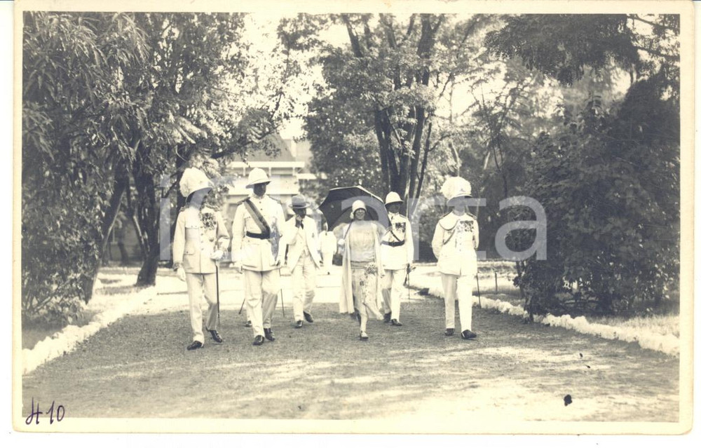 1928 LEOPOLDVILLE CONGO BELGE Roi Albert I et reine Elisabeth en visite (1) Fotografia originale d'epoca, scattata durante la visita dei sovrani Alberto I ed Elisabetta del Belgio in Congo.Timbro del fotografo al verso.FOTOGRAFO: L&eacute;opold Gabriel - Panda - KatangaFORMATO: 14x9 cmCONDIZIONI: G (ma difetti di stampa)    originale e autentica 1
