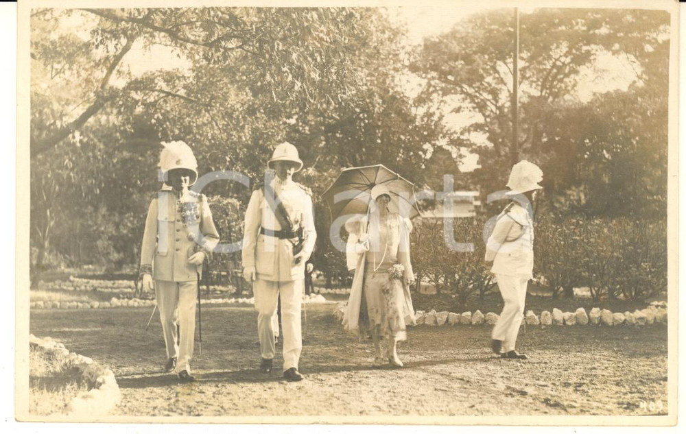 1928 LEOPOLDVILLE CONGO BELGE Roi Albert I et reine Elisabeth en visite (2) Fotografia originale d'epoca, scattata durante la visita dei sovrani Alberto I ed Elisabetta del Belgio in Congo.FOTOGRAFO: L&eacute;opold Gabriel - Panda - KatangaFORMATO: 14x9 cmCONDIZIONI: G (ma residui cartacei e di colla al verso)    originale e autentica 1