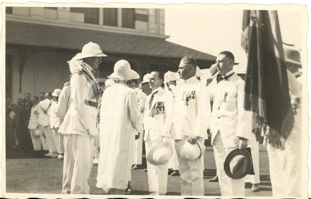 1928 LEOPOLDVILLE CONGO BELGE Roi Albert I et reine Elisabeth en visite (3) Fotografia originale d'epoca, scattata durante la visita dei sovrani Alberto I ed Elisabetta del Belgio in Congo.FOTOGRAFO: L&eacute;opold Gabriel - Panda - KatangaFORMATO: 14x9 cmCONDIZIONI: G (ma residui cartacei e di colla al verso)    originale e autentica 1