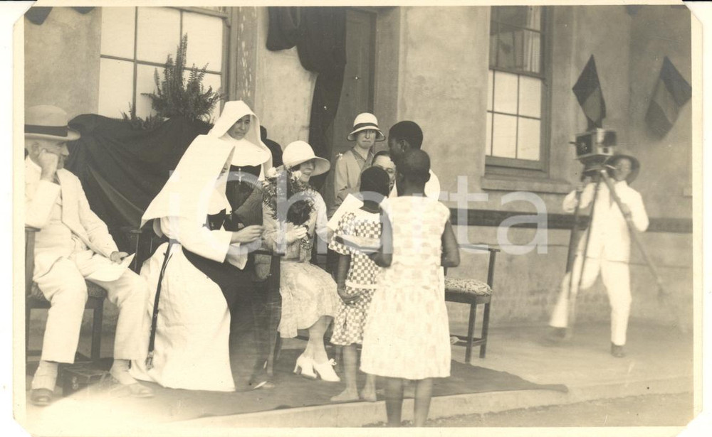 1928 LUBUMBASHI CONGO Reine Elisabeth de Belgique au Camp Indigène (1) Photo Fotografia originale d'epoca, scattata durante la visita dei sovrani Alberto I ed Elisabetta del Belgio in Congo.La regina &egrave; ritratta durante una festa infantile in suo onore.Timbro del fotografo al verso.FOTOGRAFO: L&eacute;opold Gabriel - Panda - KatangaFORMATO: 14x9 cmCONDIZIONI: G (ma angoli asportati per l'inserimento in un album)    originale e autentica 1
