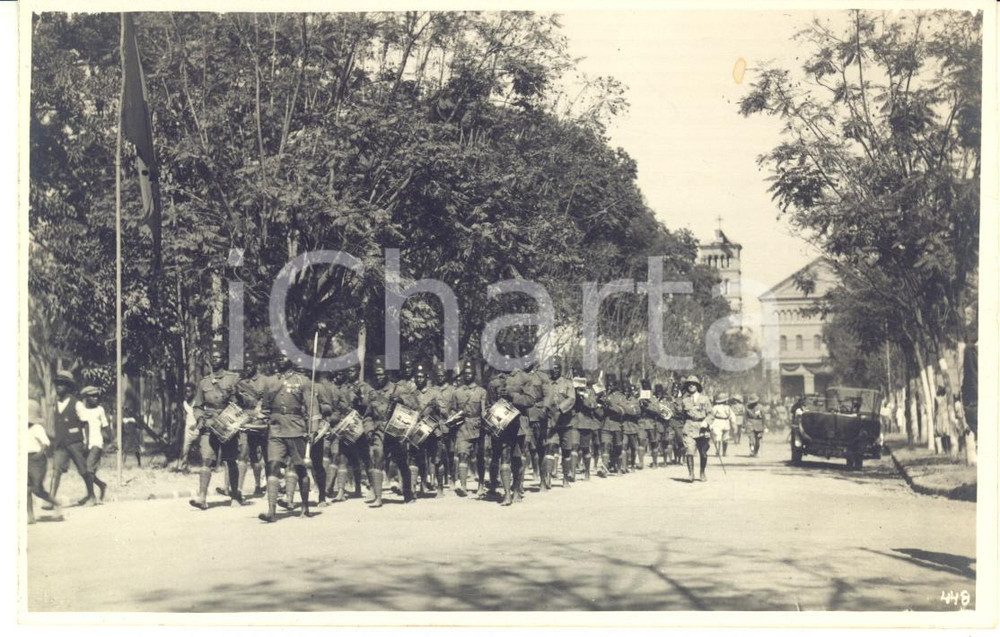 1928 CONGO BELGE Visite roi Albert Ier de Belgique - Musique militaire *Photo Fotografia originale d'epoca, scattata durante la visita dei sovrani Alberto I ed Elisabetta del Belgio in Congo.FOTOGRAFO: L&eacute;opold GabrielFORMATO: 14x9 cmCONDIZIONI: G (ma piccola macchia)    originale e autentica 1