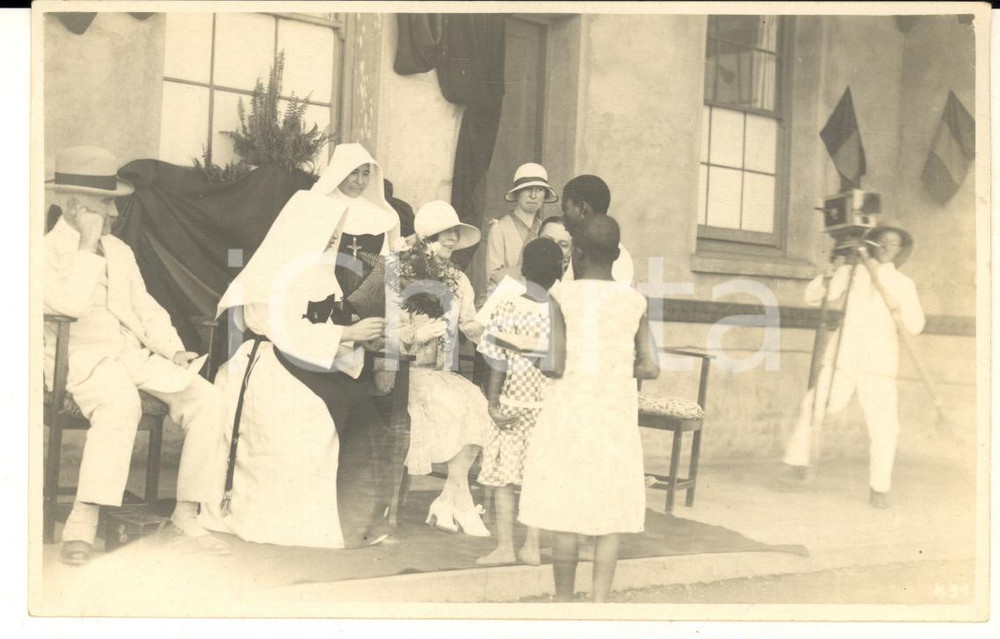 1928 LUBUMBASHI CONGO Reine Elisabeth de Belgique au Camp Indigène (2) Photo Fotografia originale d'epoca, scattata durante la visita dei sovrani Alberto I ed Elisabetta del Belgio in Congo.La regina &egrave; ritratta durante una festa infantile in suo onore.FOTOGRAFO: L&eacute;opold Gabriel - Panda - KatangaFORMATO: 14x9 cmCONDIZIONI: G    originale e autentica 1
