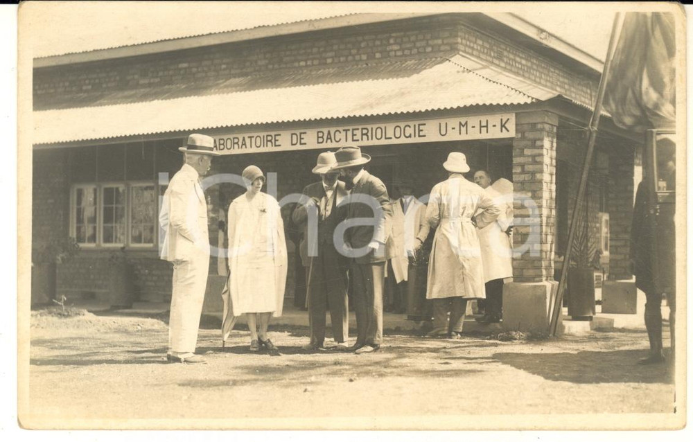 1928 CONGO Roi Albert I et reine Elisabeth au laboratoire bacteriologie U.M.H.K. Fotografia originale d'epoca, scattata durante la visita dei sovrani Alberto I ed Elisabetta del Belgio in Congo.FOTOGRAFO: L&eacute;opold Gabriel FORMATO: 14x9 cmCONDIZIONI: G    originale e autentica 1