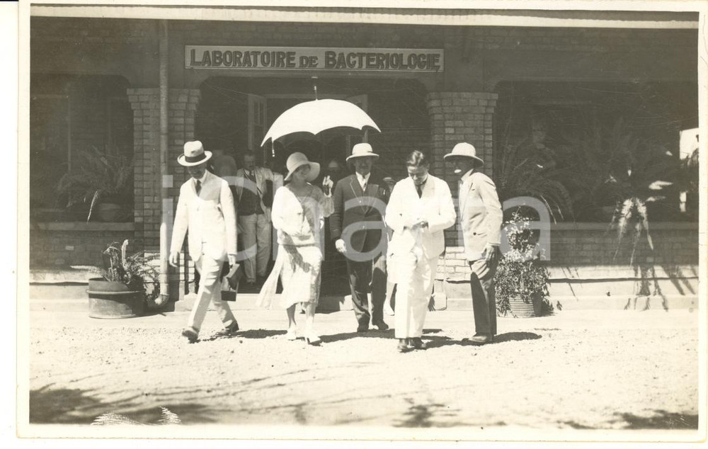 1928 CONGO Roi Albert Ier Reine Elisabeth au laboratoire bacteriologie U.M.H.K. Fotografia originale d'epoca, scattata durante la visita dei sovrani Alberto I ed Elisabetta del Belgio in Congo.FOTOGRAFO: L&eacute;opold Gabriel FORMATO: 14x9 cmCONDIZIONI: G    originale e autentica 1
