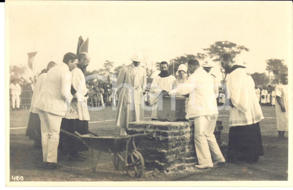 1928 LEOPOLDVILLE CONGO Roi Albert I Reine Elisabeth - Première pierre lycée (1) Fotografia originale d'epoca, scattata durante la visita dei sovrani Alberto I ed Elisabetta del Belgio in Congo.La fotografia &egrave; stata scattata in occasione della posa della prima pietra del liceo.FOTOGRAFO: L&eacute;opold Gabriel - Panda - KatangaFORMATO: 14x9 cmCONDIZIONI: G (ma residui cartacei al verso)    originale e autentica 1