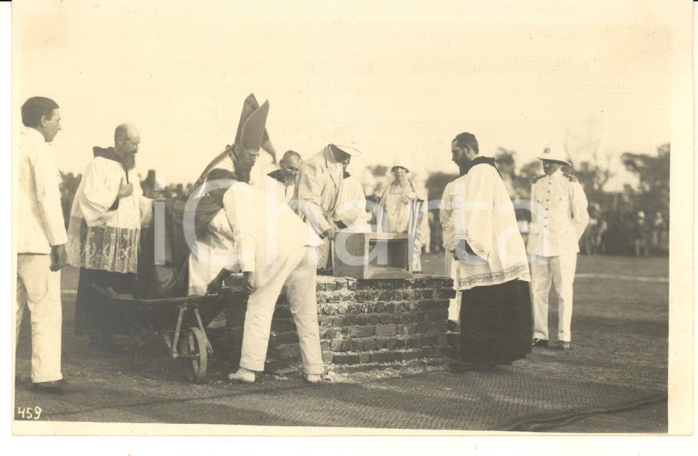 1928 LEOPOLDVILLE CONGO Roi Albert I Reine Elisabeth - Premièe pierre lycée 460 Fotografia originale d'epoca, scattata durante la visita dei sovrani Alberto I ed Elisabetta del Belgio in Congo.La fotografia &egrave; stata scattata in occasione della posa della prima pietra del liceo.FOTOGRAFO: L&eacute;opold Gabriel - Panda - KatangaFORMATO: 14x9 cmCONDIZIONI: G (ma residui cartacei al verso)     originale e autentica 1