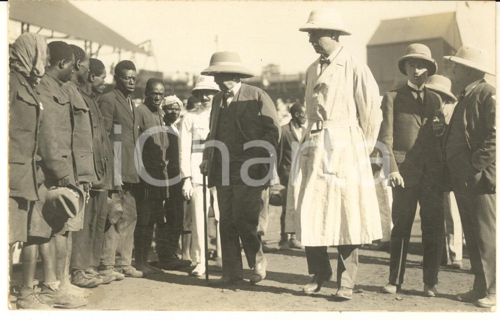 1928 KATANGA CONGO BELGE Mines UMHK - Roi Albert Ier parmi les mineurs - Photo Fotografia originale d'epoca, scattata durante la visita dei sovrani Alberto I ed Elisabetta del Belgio in Congo.FOTOGRAFO: L&eacute;opold Gabriel - Panda - KatangaFORMATO: 14x9 cmCONDIZIONI: G (ma lievi macchie)    originale e autentica 1