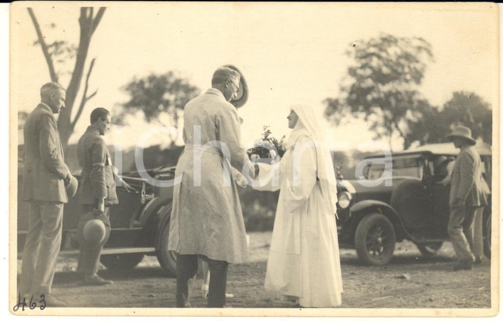 1928 LUBUMBASHI CONGO BELGE Roi Albert Ier avec une soeur bénédictine - Photo Fotografia originale d'epoca, scattata durante la visita dei sovrani Alberto I ed Elisabetta del Belgio in Congo.Timbro del fotografo al verso.FOTOGRAFO: L&eacute;opold Gabriel - Panda - KatangaFORMATO: 14x9 cmCONDIZIONI: G    originale e autentica 1