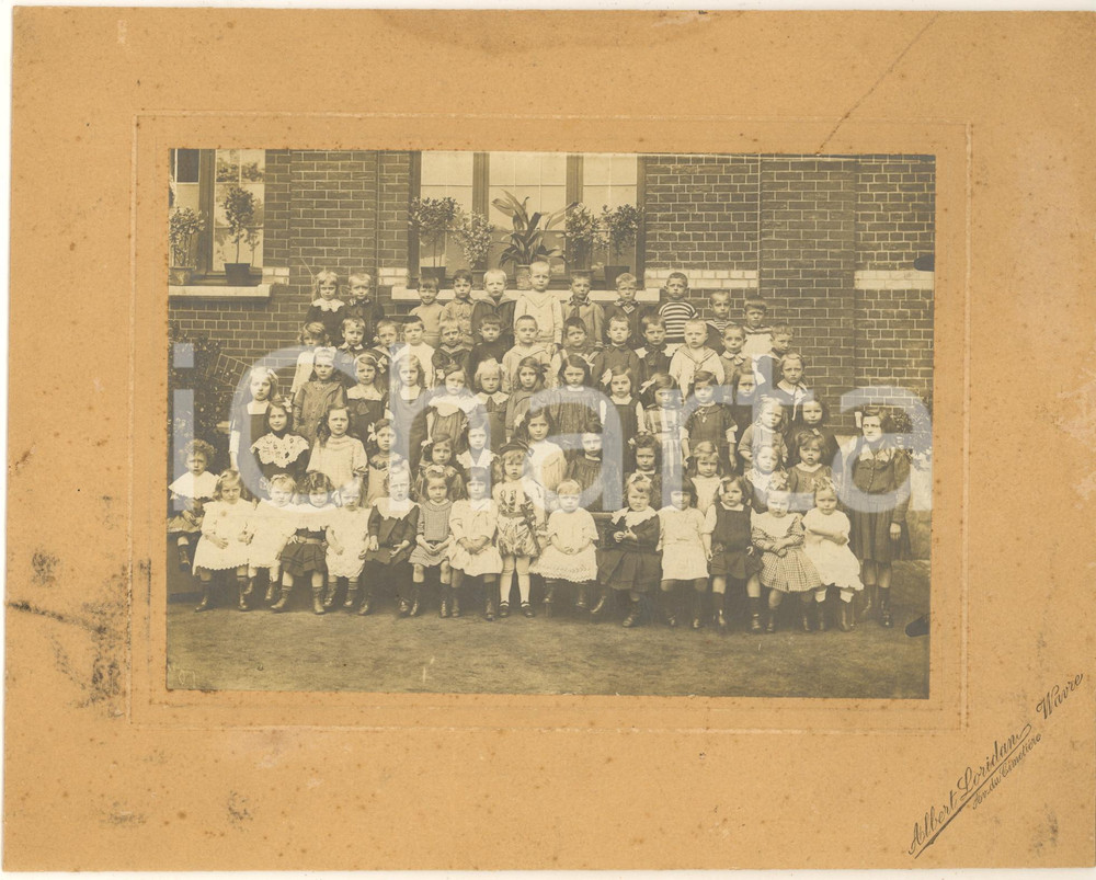 1890 ca WAVRE (B) Classe elementare femminile con piccolo paggio *Foto LORIDAN  Fotografia originale d'epoca, montata su cartoncino rigido.FOTOGRAFO: Albert Loridan - WavreCONDIZIONI: FAIR (buone condizioni della fotografia, ma fioriture al cartoncino)FORMATO: 25x20 cm (cartoncino); 17x12 cm (fotografia)    originale e autentica 1