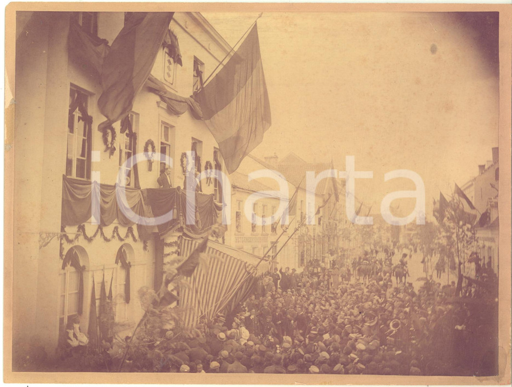 1910 ca BELGIUM King Albert I on the balcony of a Gemeentehuis - Photo 24x18  Fotografia originale d'epoca, montata su cartoncino rigido.CONDIZIONI: G (lievi difetti di stampa; sbrecciature al cartoncino)FORMATO: 24x18 cm (cartoncino); 23x17 cm (fotografia)    originale e autentica 1