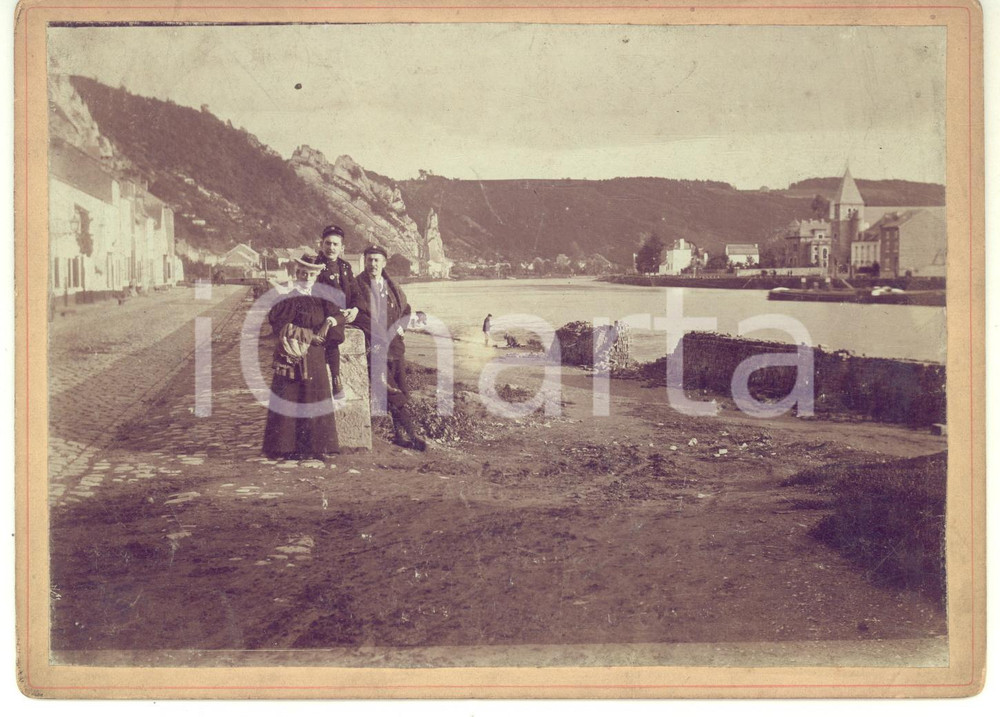 1900 ca BELGIQUE Tre escursionisti sulla riva di un fiume *Foto VINTAGE 18x13 cm  Fotografia originale d'epoca, montata su cartoncino rigido.CONDIZIONI: FAIR (lievi macchie)FORMATO: 18x13 cm    originale e autentica 1