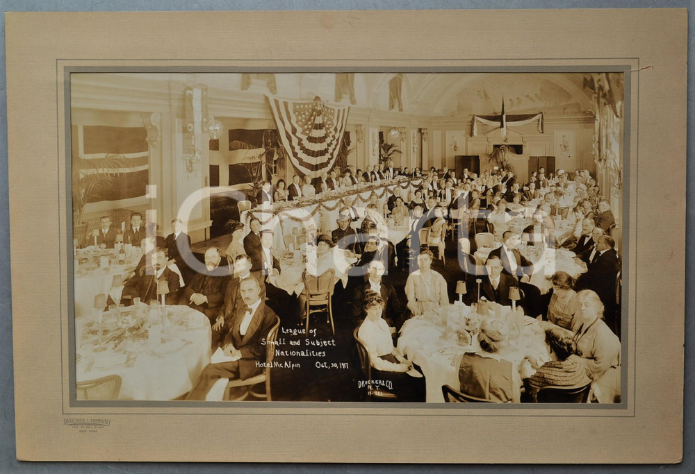 1917 NEW YORK Hotel McALPIN League of Small an Subject Nationalities Photo 53x37  Rara fotografia d'epoca, completa di passepartout in cartone, che mostra un pranzo dell'associazione.FOTOGRAFO: Drucker &amp; Company - New YorkCONDIZIONI: G (ma strappo al cartoncino)FORMATO: 53x37 cm     originale e autentica 1