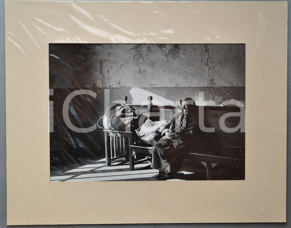 1960 ca BRUXELLES Marthe DIETENS "Salle d'attente" -  Photo ARTISTIQUE 52x42  Fotografia artistica, completa di passepartout in cartone e velina protettiva, con titolo al verso.FOTOGRAFO: Marthe Dietens - "Les Amateurs Photographes Belges"CONDIZIONI: G (ma strappo al cartoncino)FORMATO: 52x42 cm     originale e autentica 1