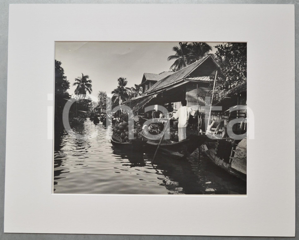 1950 ca PHILIPPINES Transportation of fruits on a river -  Photo CHAS. W. MILLER  Fotografia artistica, completa di passepartout in cartoncino, con timbro del fotografo al verso.FOTOGRAFO: Chas. W. Miller - Camera Shop., Inc.CONDIZIONI: G FORMATO: 50x40 cm     originale e autentica 1