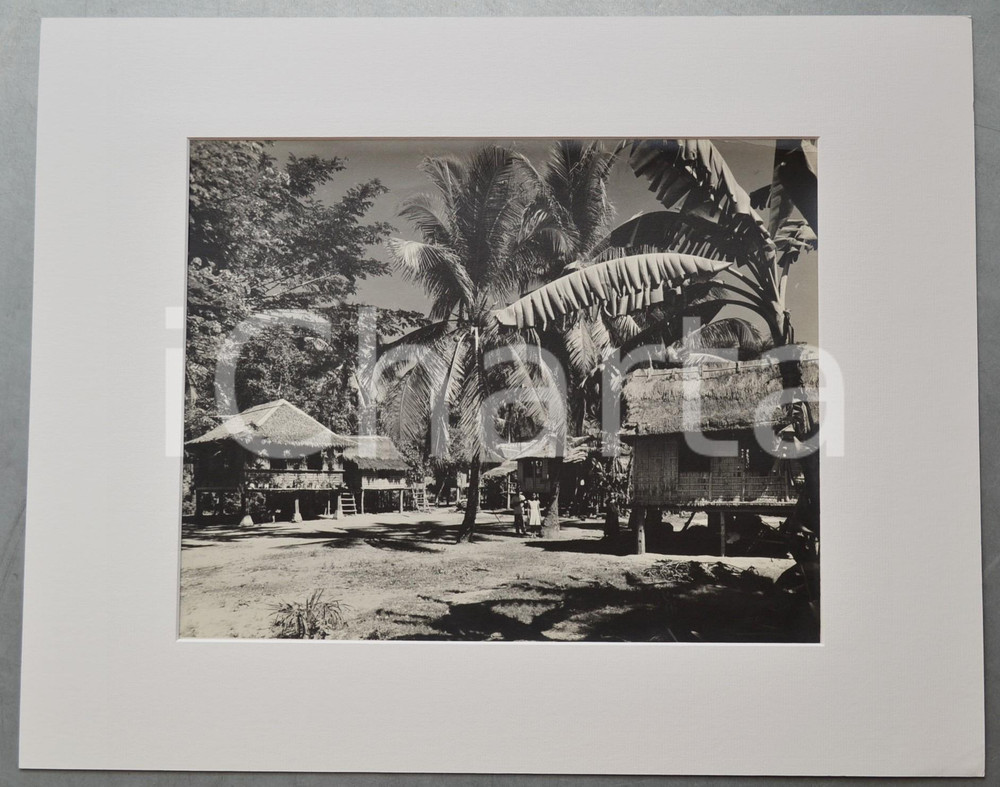 1950 ca PHILIPPINES View of a village -  Photo CHAS. W. MILLER 50x40 cm  Fotografia artistica, completa di passepartout in cartoncino, con timbro del fotografo al verso.FOTOGRAFO: Chas. W. Miller - Camera Shop., Inc.CONDIZIONI: G FORMATO: 50x40 cm     originale e autentica 1