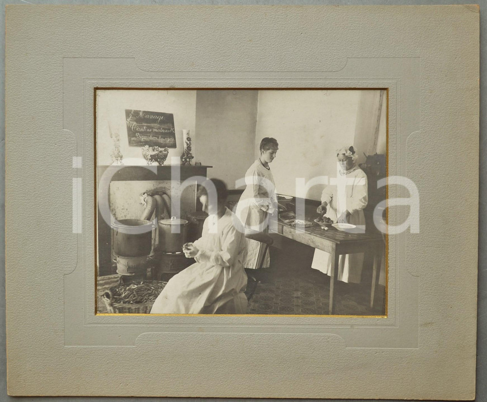 1918 BELGIQUE Cantine maternelle - Préparation du repas - Photo vintage 36x30 cm  Rara fotografia d'epoca, montata su cartoncino rigido e completa di passepartout.CONDIZIONI: G FORMATO: 36x30 cm     originale e autentica 1
