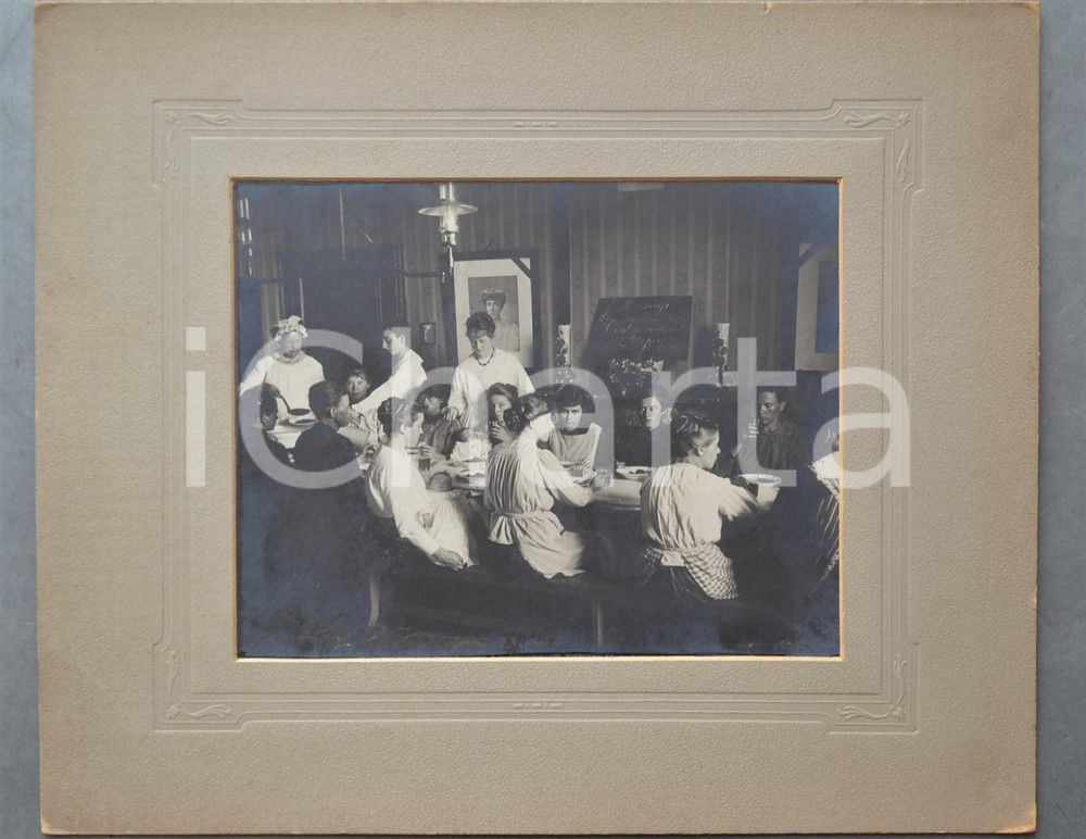 1918 BELGIQUE Cantine maternelle - Repas mères enfants - Photo vintage 36x30 cm  Rara fotografia d'epoca, montata su cartoncino rigido e completa di passepartout.CONDIZIONI: G FORMATO: 36x30 cm     originale e autentica 1