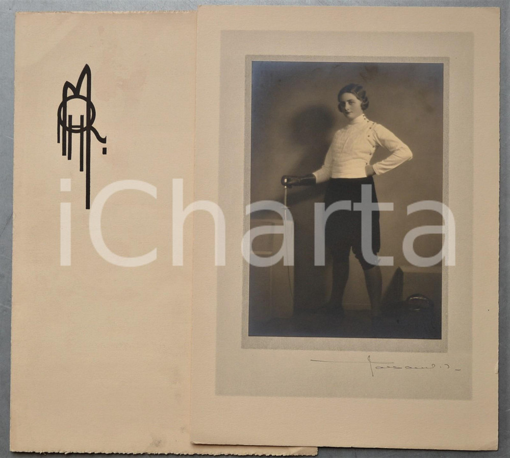 1940 ca BELGIQUE Portrait d'escrimeuse - Photo Robert MARCHAND *SIGNEE  Fotografia d'epoca, montata su cartoncino rigido, con indicazione dello studio fotografico al verso.Firma autografa del fotografo al lato inferiore.Coperta in cartoncino con la sigla dello studio.FOTOGRAFO: Robert MarchandCONDIZIONI: G (ma lievi piegature e macchie alla coperta)FORMATO: 25x36 cm    originale e autentica 1