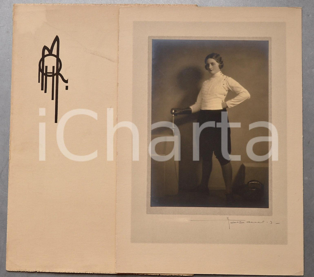 1940 ca BELGIQUE Portrait d'une escrimeuse - Photo Robert MARCHAND *SIGNEE  Fotografia d'epoca, montata su cartoncino rigido, con indicazione dello studio fotografico al verso.Firma autografa del fotografo al lato inferiore.Coperta in cartoncino con la sigla dello studio.FOTOGRAFO: Robert MarchandCONDIZIONI: G (ma lievi piegature e macchie alla coperta)FORMATO: 25x36 cm    originale e autentica 1