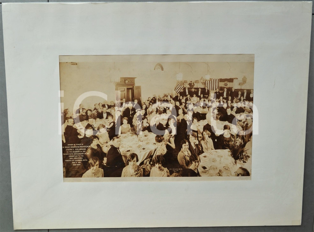 1927 NEW YORK Columbus Hotel - Dinner Mgr. Joseph STILLEMANS *RARE photo 65x50  Rara fotografia d'epoca, completa di passepartout in cartoncino e di velina protettiva.La didascalia originale recita: " Dinner in honor of the right Reverend Monsignor Joseph F. Stillemans on the occasion of the twenty-fifth anniversary of his ordination to the Holy Priesthood Knights of Columbus Hotel. May 9-. 1927, New York". GOOD/buono  Formato: 65x50 cm originale e autentica 1