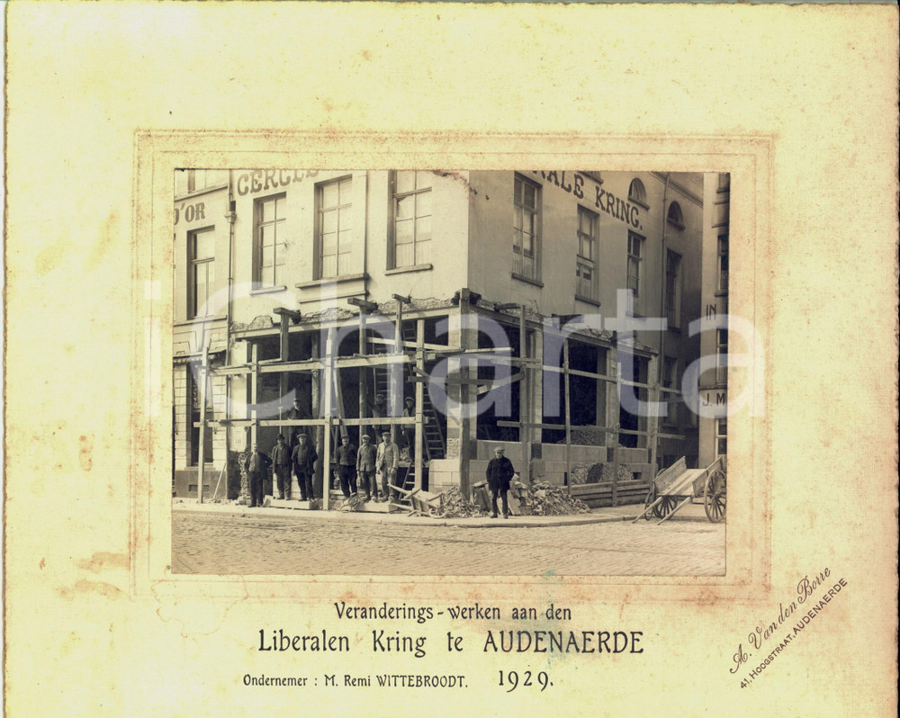 1929 OUDENAARDE (B) Veranderings-werken aan den Liberalen Kring - Photo 27x22  Fotografia d'epoca, su cartoncino rigido.E' citato il nome dell'impresario, Remi Wittebroodt.FOTOGRAFO: A. Van den Borre - AudenaerdeCONDIZIONI: FAIR (macchie al cartoncino)FORMATO: 27x22 cm (fotografia); 16x12 cm (cartoncino)    originale e autentica 1