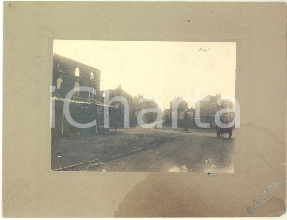 1915 ca WW1 VISE' (BELGIQUE) Dommages de guerre - Place *Photo RARE ANIMEE 26x20  Rara fotografia d'epoca, su cartoncino rigido.Nella piazza &egrave; visibile il negozio "Michaux - Dubois" di auto e vetture varie.CONDIZIONI: POOR (macchia di umidit&agrave; estesa al cartoncino e minima mancanza angolare)FORMATO: 17x12 cm (fotografia); 26x20 cm (cartoncino)    originale e autentica 1