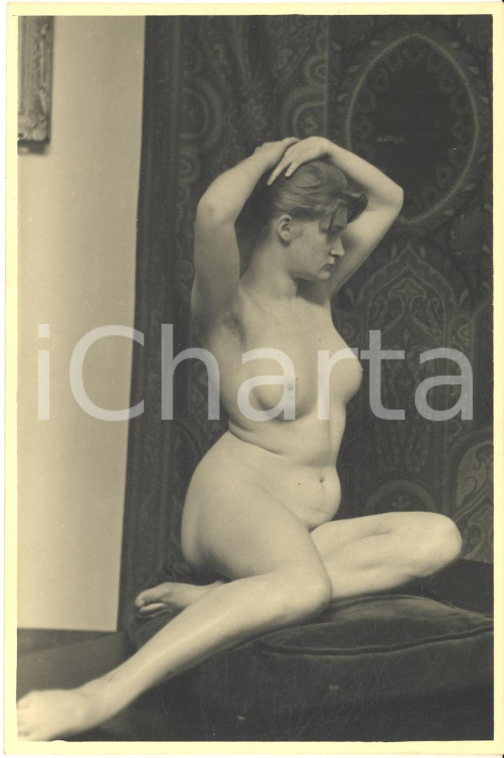 1957 VINTAGE EROTIC Nude woman on a pillow - Photo Raymond VAN DOREN 11x17 cm Fotografia artistica originale di Raymond Van Doren.FORMATO: 11x17 cmCONDIZIONI: G    originale e autentica 1