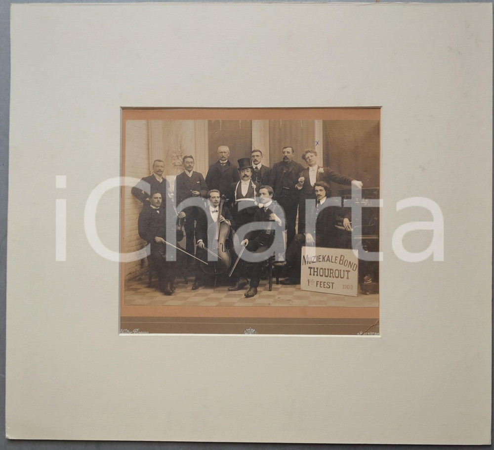 1909 THOUROUT (BELGIQUE) Muziekale Bond - 1ste Feest - Photo BONNY 42x38 cm  Rara fotografia d'epoca, montata su cartoncino rigido e completa di passepartout.FOTOGRAFO: Victor Bonny - ThouroutCONDIZIONI: POOR (buone condizioni della fotografia, ma profonda piegatura angolare e piccolo foro al lato superiore)FORMATO: 42x38 cm (passepartout); 24x20 cm (fotografia  originale e autentica 1