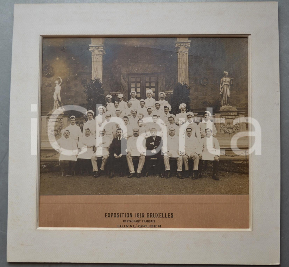1910 EXPOSITION BRUXELLES Restaurant Français DUVAL-GRUBER *Photo 46x45 RARE  Rara e pregevole fotografia d'epoca, montata su cartoncino rigido e completa di passepatout.CONDIZIONI: FAIR (piccoli strappi al lato inferiore, in corrispondenza della didascalia; difetti di stampa)FORMATO: 46x45 cm    originale e autentica 1