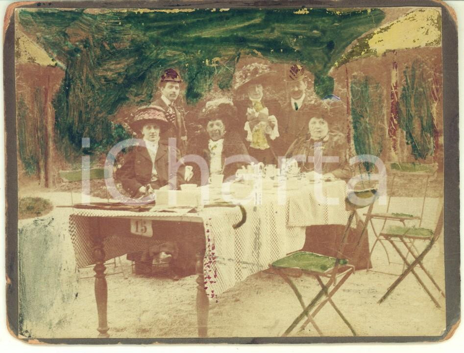 1909 GROENENDAAL (BELGIUM) Ritratto di famiglia - Foto vintage colorata 12x9 cm  Fotografia d'epoca, su cartoncino rigido, colorata a mano.Didascalia manoscritta al verso.CONDIZIONI: FAIR FORMATO: 12x9 cm    originale e autentica 1