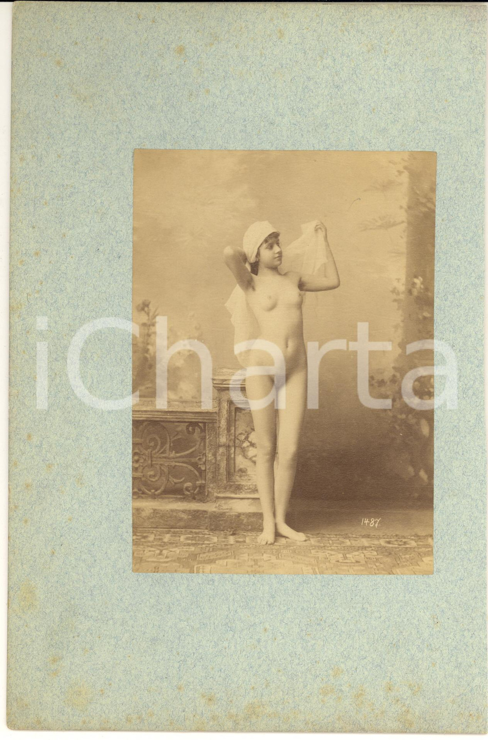 1910 ca VINTAGE EROTIC Nude girl with headscarf - RARE Photo 16x24 cm Fotografia originale d'epoca, montata su cartoncino rigido.FORMATO: 16x24 cm (cartoncino); 10x14 cm (fotografia)CONDIZIONI: G    originale e autentica 1