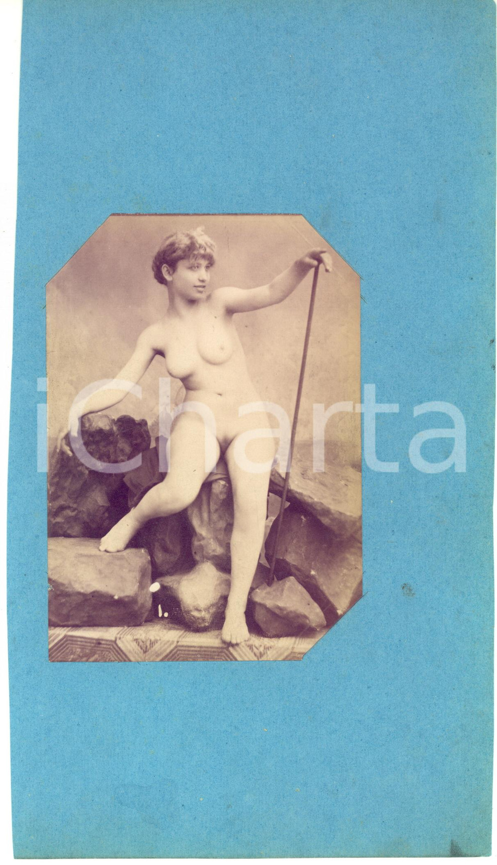 1900 ca VINTAGE EROTIC Nude woman on the rocks - RARE Photo 15x26 cm Fotografia originale d'epoca, su carta sottile, montata su cartoncino morbido.FORMATO: 15x26 cm (cartoncino); 10x14 cm (fotografia)CONDIZIONI: G    originale e autentica 1