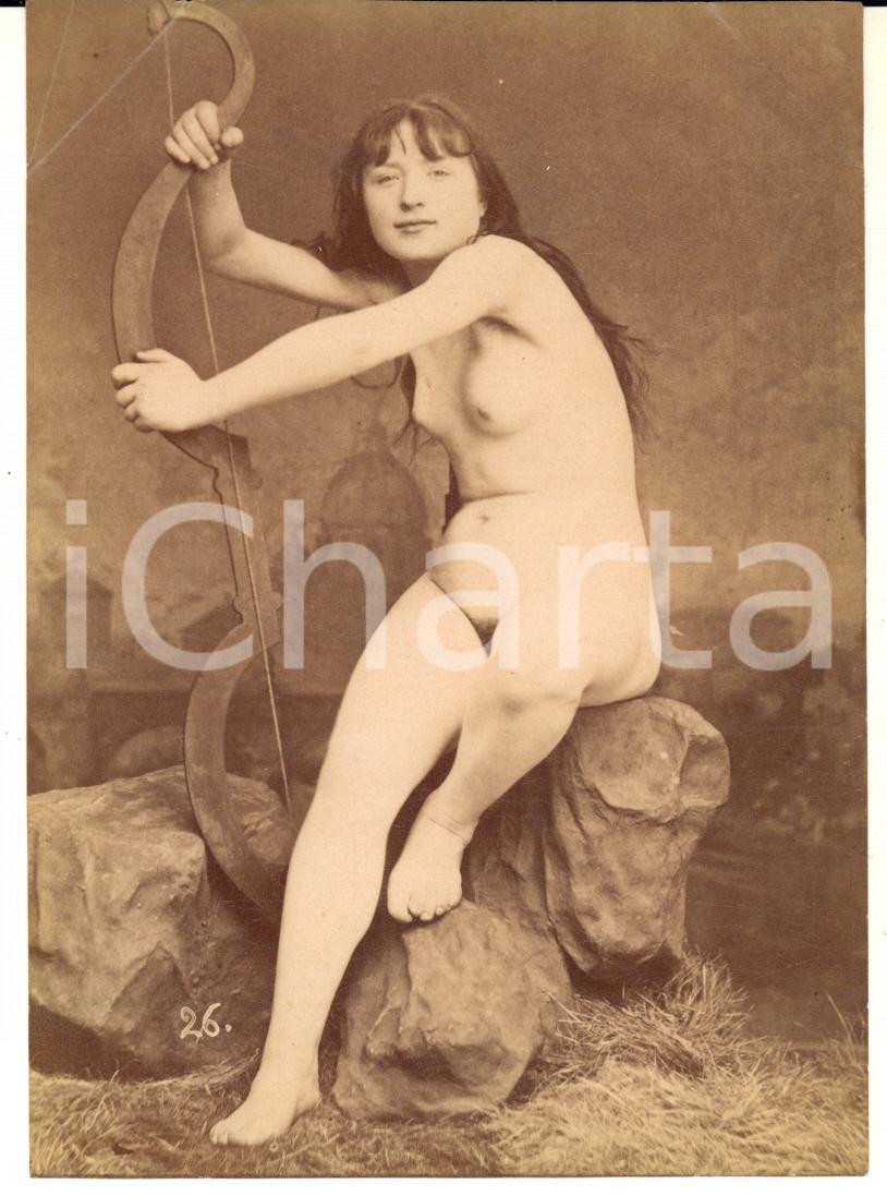 1900 ca VINTAGE EROTIC Nude woman with a bow - Rome in the background - Photo Fotografia originale d'epoca, su carta sottile.FORMATO: 10x14 cmCONDIZIONI: G (lievi piegature agli angoli superiori)    originale e autentica 1