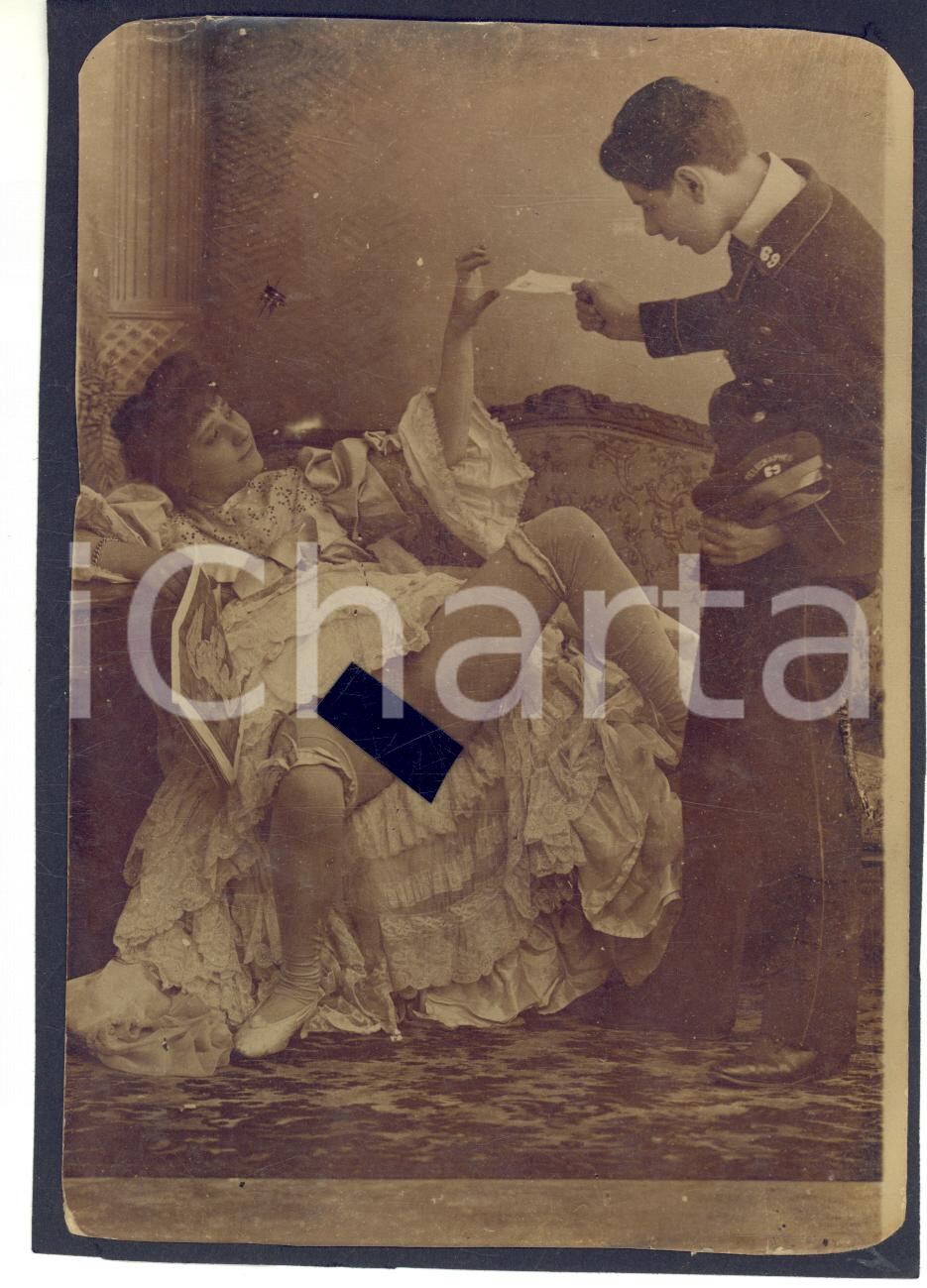 1910 ca VINTAGE EROTIC Postman delivering a mail to an upskirt woman *RARE Photo Fotografia originale d'epoca, montata su cartoncino.FORMATO: 12x16 cmCONDIZIONI: G (lievi piegature agli angoli superiori)    originale e autentica 1