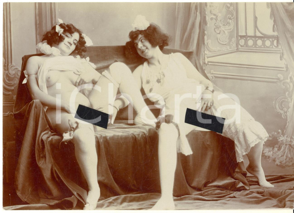 1910 ca VINTAGE EROTIC LESBIAN Two girls on a sofa - RARE Photo 17x12 cm Fotografia originale d'epoca, su carta sottile.FORMATO: 17x12 cmCONDIZIONI: G     originale e autentica 1