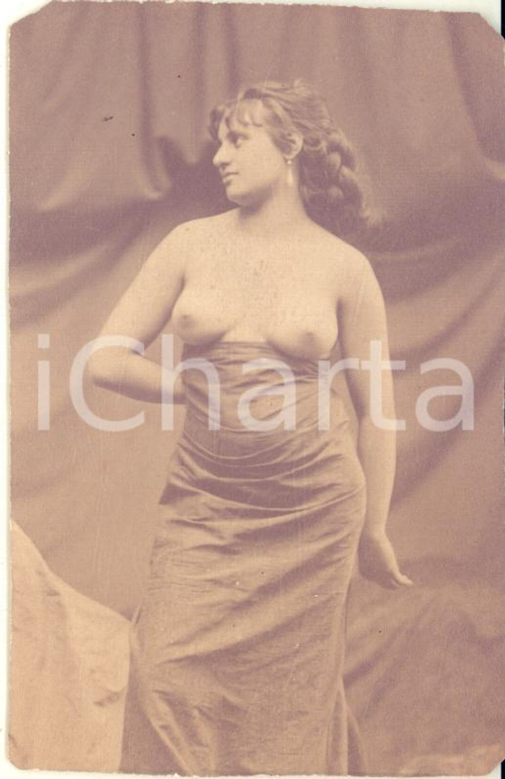 1890 ca VINTAGE EROTIC Topless woman standing - Photo albumen CDV risque  Fotografia originale d'epoca, stampata all'albumina.CONDIZIONI: FAIR (buone condizioni della fotografia, ma angoli smussati e margini rifilati per l'inserimento in un album)FORMATO: 6x10 cm    originale e autentica 1