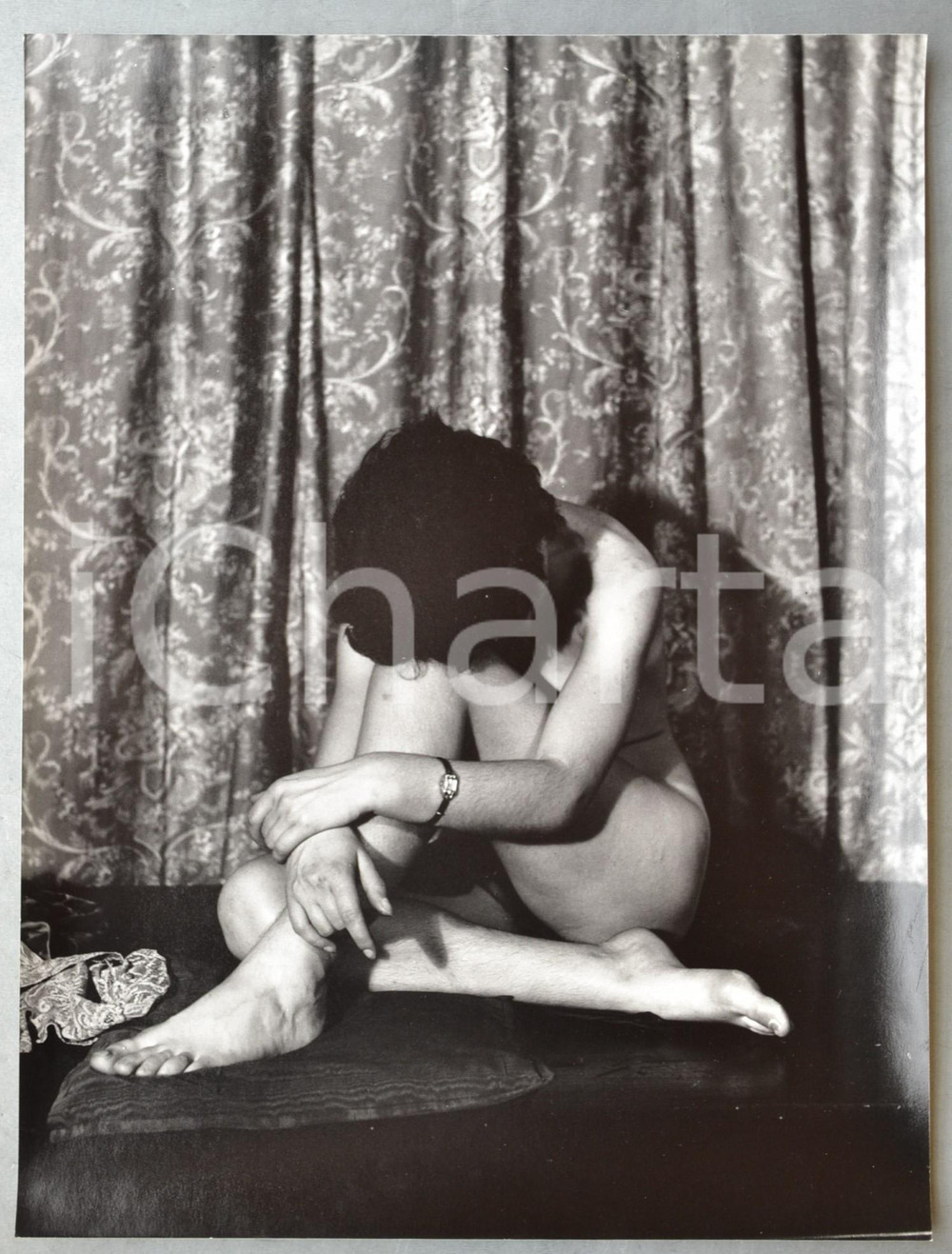 1960 VINTAGE EROTIC Nude woman crouching - Photo Raymond VAN DOREN 30x40 Fotografia originale di Raymond Van Doren.FORMATO: 30x40 cmCONDIZIONI: G    originale e autentica 1
