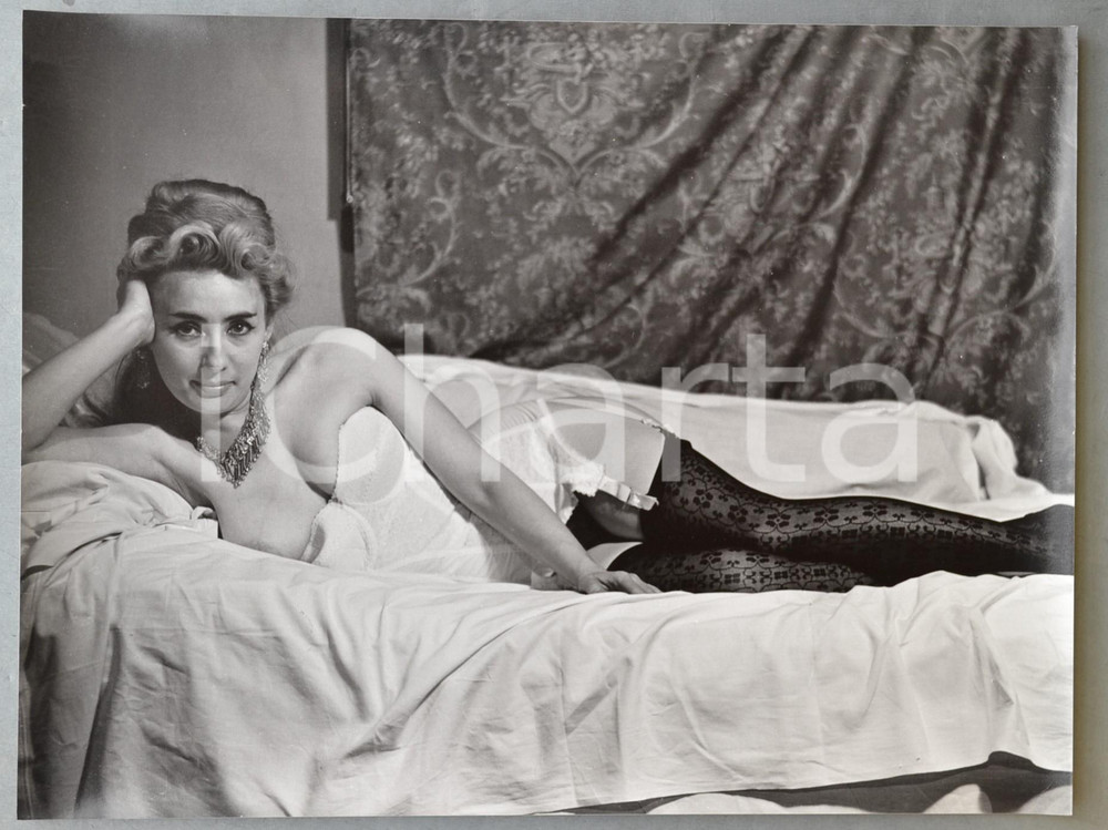1960 VINTAGE EROTIC Reclining woman in lingerie - Photo Raymond VAN DOREN 40x30 Fotografia originale di Raymond Van Doren.FORMATO: 40x30 cmCONDIZIONI: G    originale e autentica 1