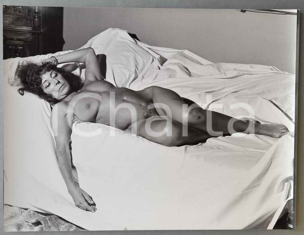 1970 VINTAGE EROTIC Mature woman on a bed (1) Photo Raymond VAN DOREN 40x30 Fotografia originale di Raymond Van Doren.FORMATO: 40x30 cmCONDIZIONI: G    originale e autentica 1